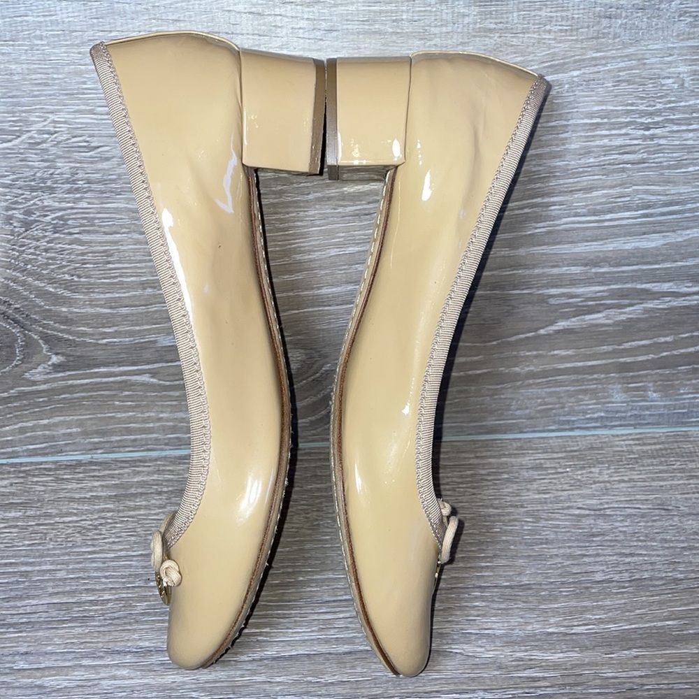 Tory Burch Chelsea Nude Tan Patent Leather Women’s Size 8M Bow Charm Heeled Pump - Picture 8 of 13